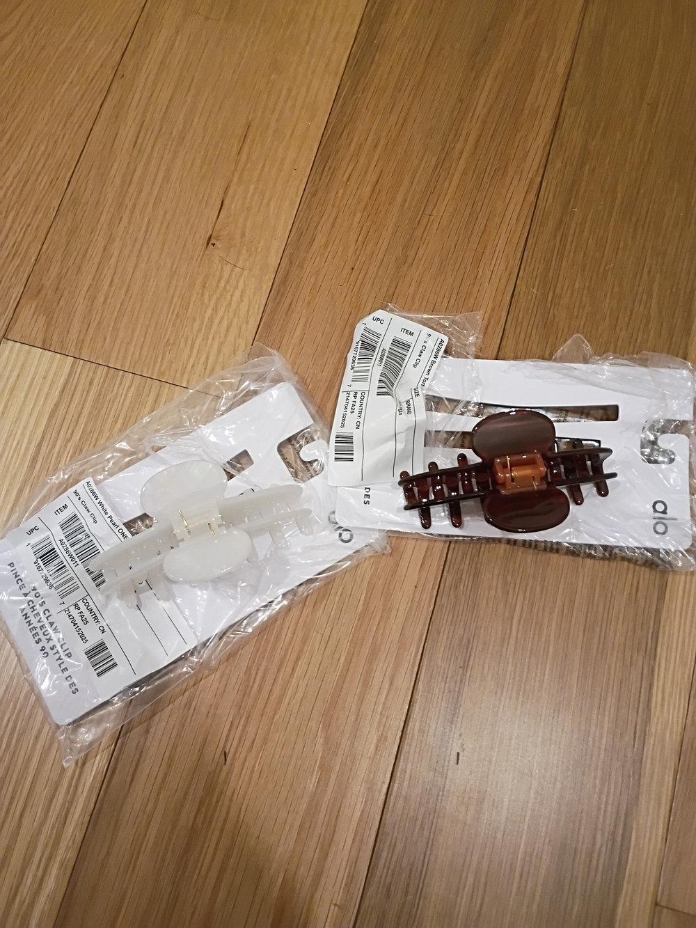 ALO Yoga 90's Claw Clips in White Pearl and Brown Tortoise - Picture 5 of 5
